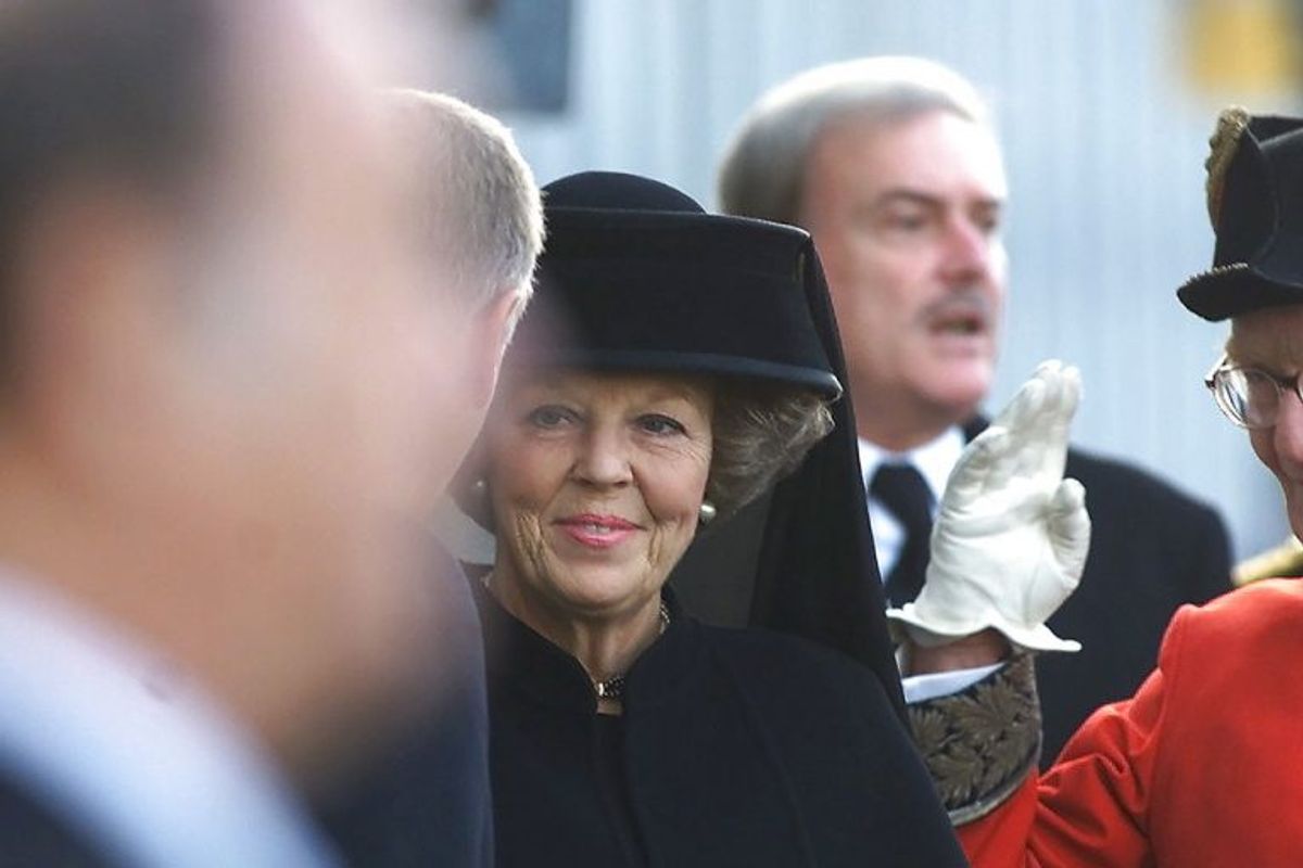 Eks-dronning Beatrix har fødselsdag i dag – her ses hun ved dronning Ingrids begravelse i 2000. Arkivfoto: Scanpix