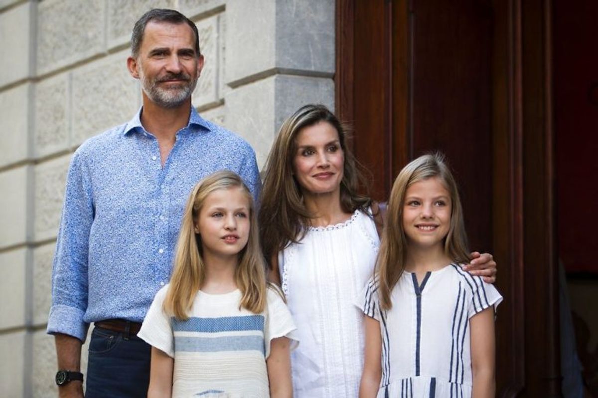 Kong Felipe ses her med dronning Letizia samt børnene kronprinsesse Leonor og prinsesse Sofia. Foto: JAIME REINA/Scanpix (Arkivfoto)