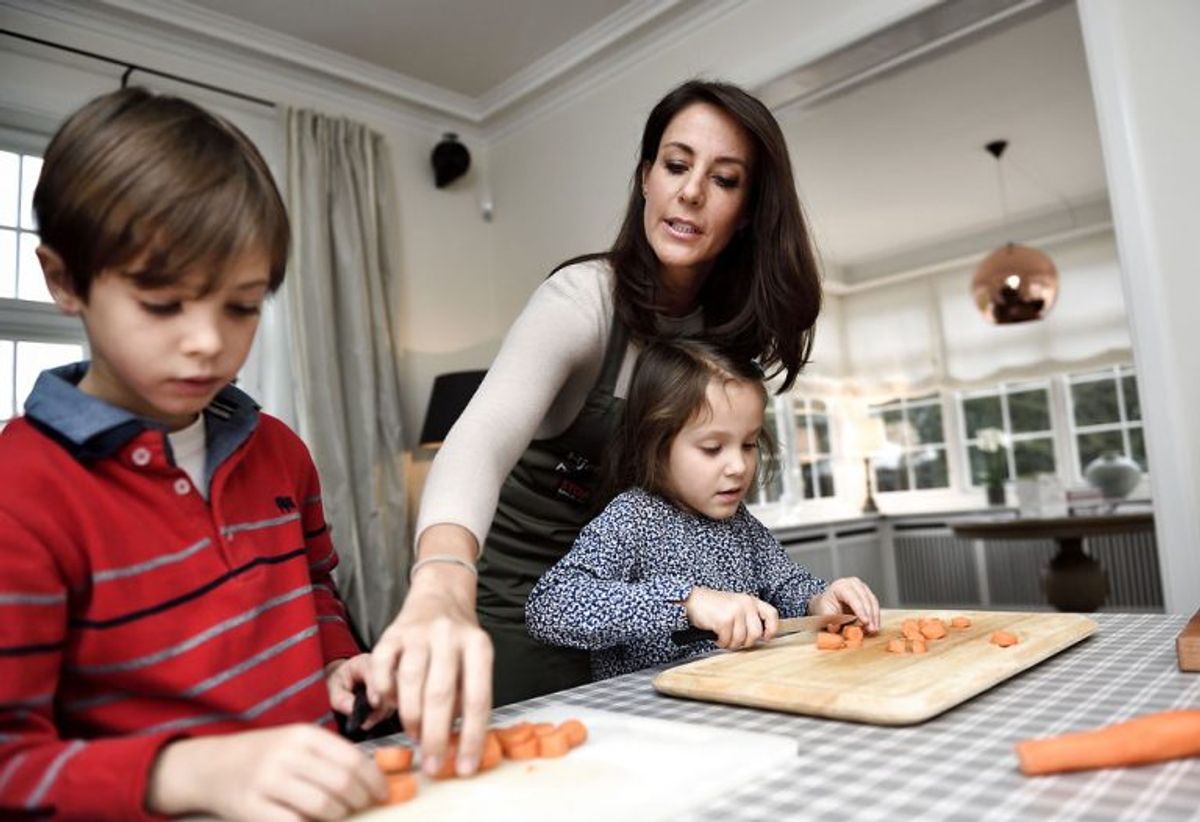 Det handlede om madspild, da prinsesse Marie bød skolebørn indenfor i hjemmet. Her ses Marie sammen med prinsesse Athena og prins Henrik. Foto: Tariq Mikkel Khan/Scanpix (Arkivfoto)