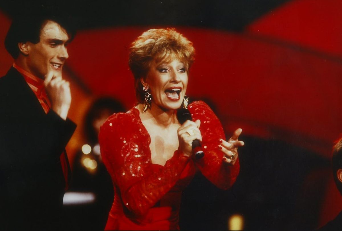 Birthe Kjær vandt i 1989 med sangen “Vi maler byen rød”. Keld Heick, de rhavde skrevet teksten, var også med på scenen som korsanger og danser. Foto: DR (Arkivfoto)
