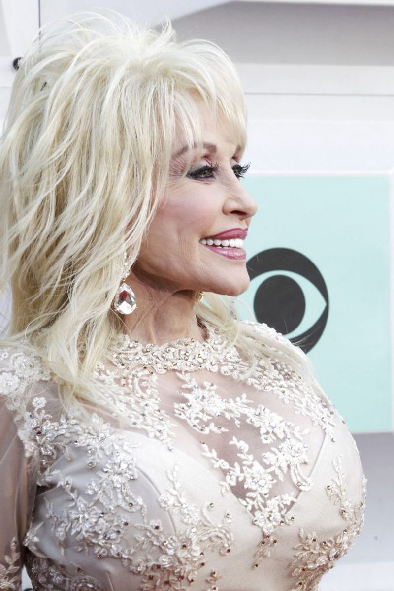 Hun har et pladesalg på mere end 100.000.000 bag sig, den karismatiske sangerinde, sangskriver og skuespiller Dolly Parton. Billedet er taget i 2016. Arkivfoto: Steve Marcus/Scanpix