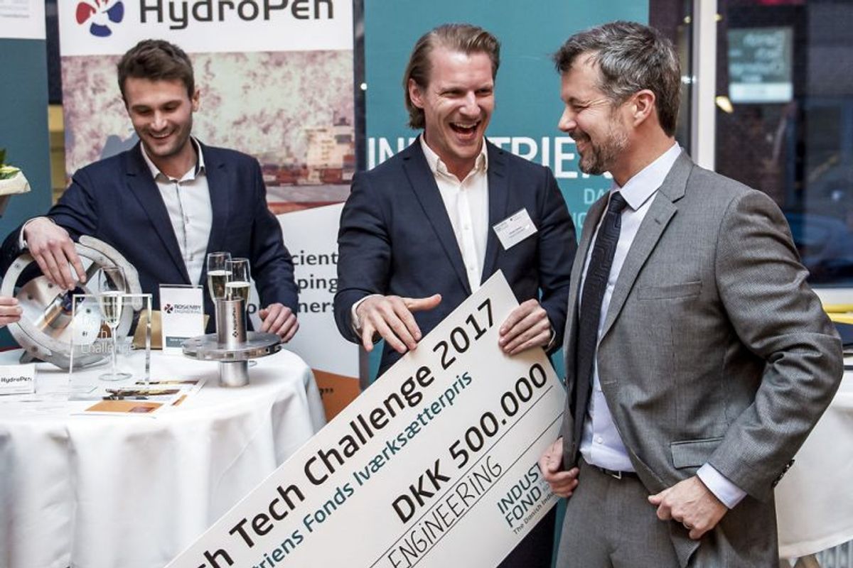 Kronprinsen gav en halv million kroner til Rosenby Engineering. Foto: Mads Claus Rasmussen/Scanpix