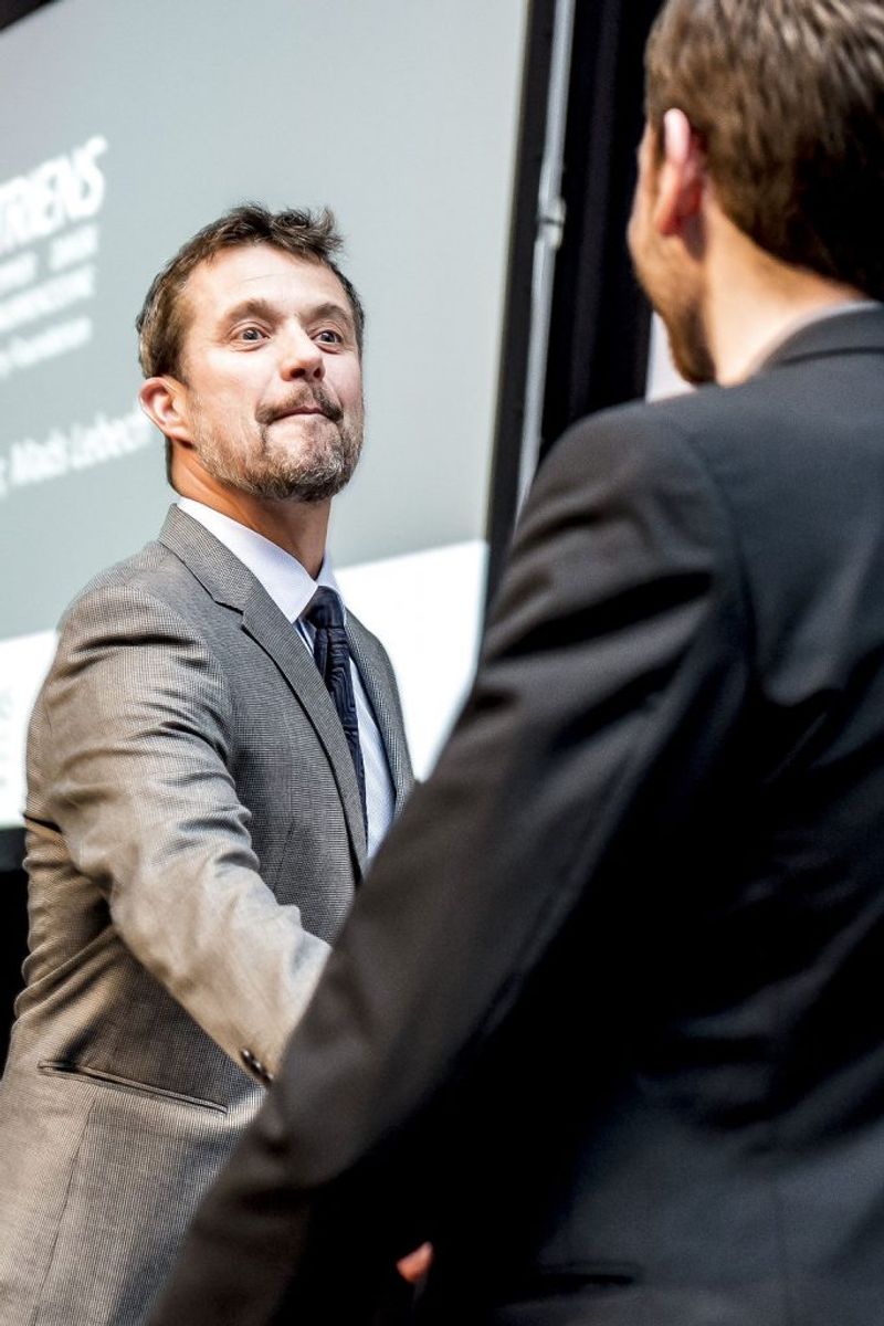 Kronprinsen gav en halv million kroner til Rosenby Engineering – og så i øvrigt ud til at være i aldeles topform. Foto: Mads Claus Rasmussen/Scanpix