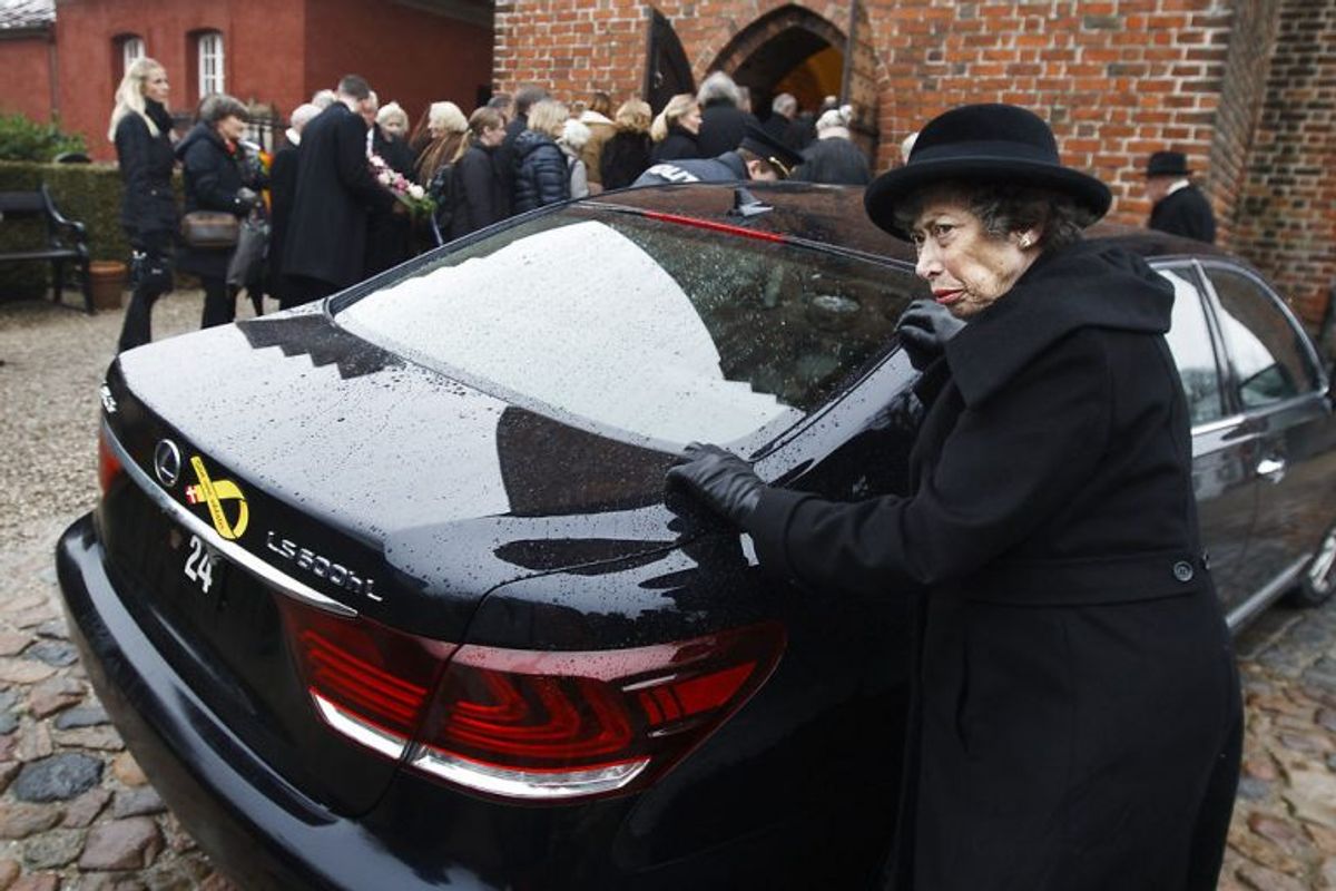 Prinsesse Elisabeth ankommer her til grevinde Anne Dorthe begravelse i 2014. Den aldrende prinsesse klarer sig helt uden hjælp. Arkivfoto: Scanpix