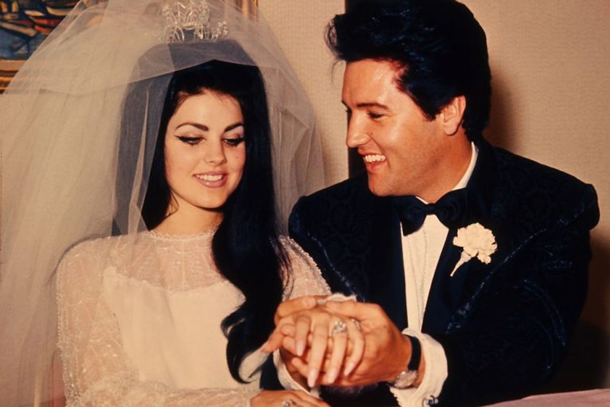 Rocksanger Elvis Presley gifter sig her med Priscilla Anne Beaulieu tilbage i 1967. Ægteskabet varede i seks år. Elvis Presley har fødselsdag mandag den 8. januar 2018. Arkivfoto: Scanpix
