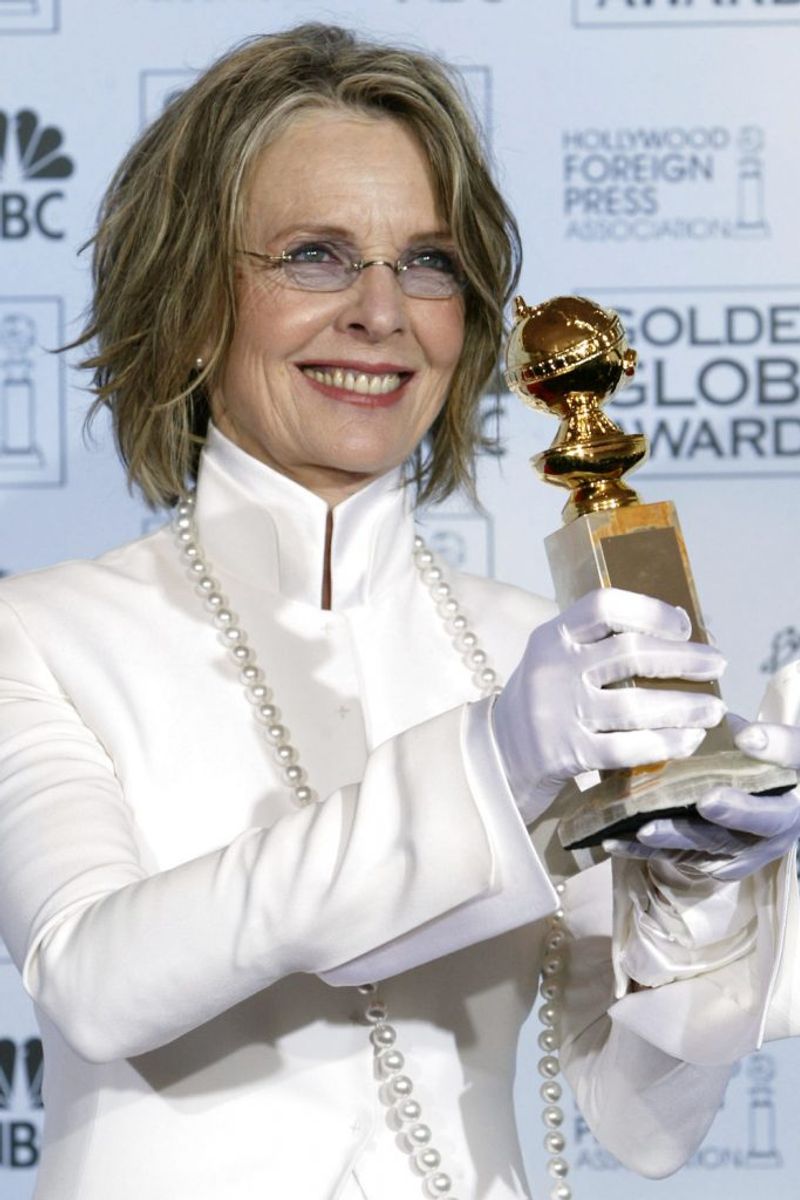 Diane Keaton har fødselsdag – hun fylder 72 år den 5. januar 2018. Her viser hun den Golden Globe frem, som hun fik for sin rolle i “Somethings Gotta Give” fra 2004, hvor hun spiller over for Jack Nicholson. Arkivfoto: Lucy Nicholson/Scanpix