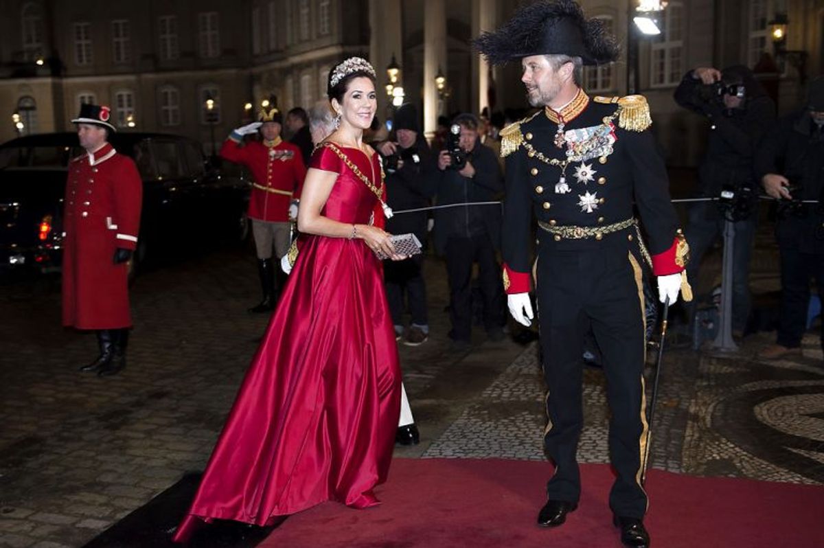 Det blev et farverigt nytårstaffel hos Margrethe. Her er det kronprinsparret, der ankommer. SE GALLERI OVER ALLE KJOLERNE – KLIK HER. Foto: Keld Navntoft/Scanpix