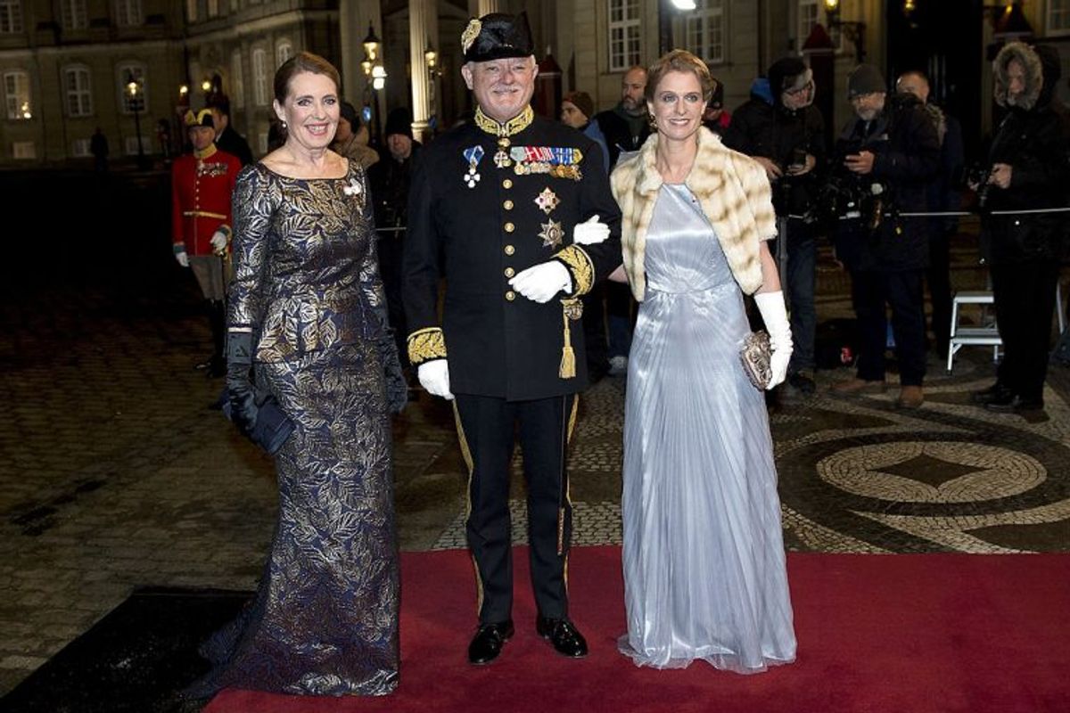 Kongehusets kommunikationschef Lene Balleby og ansatte ved hoffet ankommer til nytårskur og -taffel i Christian VII’s Palæ mandag 1. januar 2018. Foto: Keld Navntoft/Scanpix