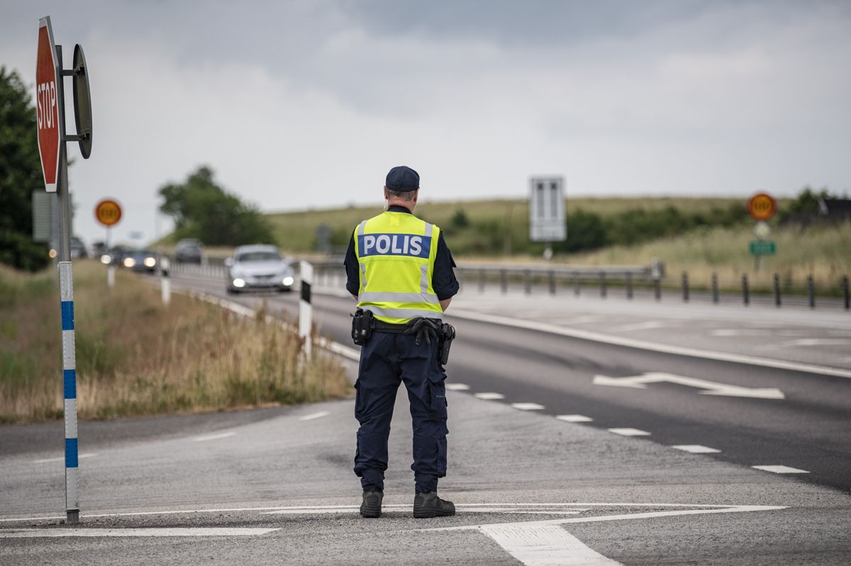 Svensk Politi er på udkig efter den eller de personer, som den seneste stykke tid har ramt biler, især med danske nummerplader, med kasteskyts. Bilerne er fortrinsvis blevet ramt på strækningen mellem Ystad og Skurup. Foto: Johan Nilsson/Scanpix.