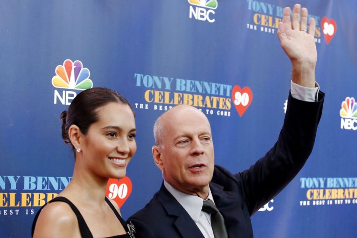 Bruce Willis, der her ses sammen med sin hustru Emma, vinker til publikum ved et award-show tilbage i 2016. Arkivfoto: Eduardo Munoz/Scanpix