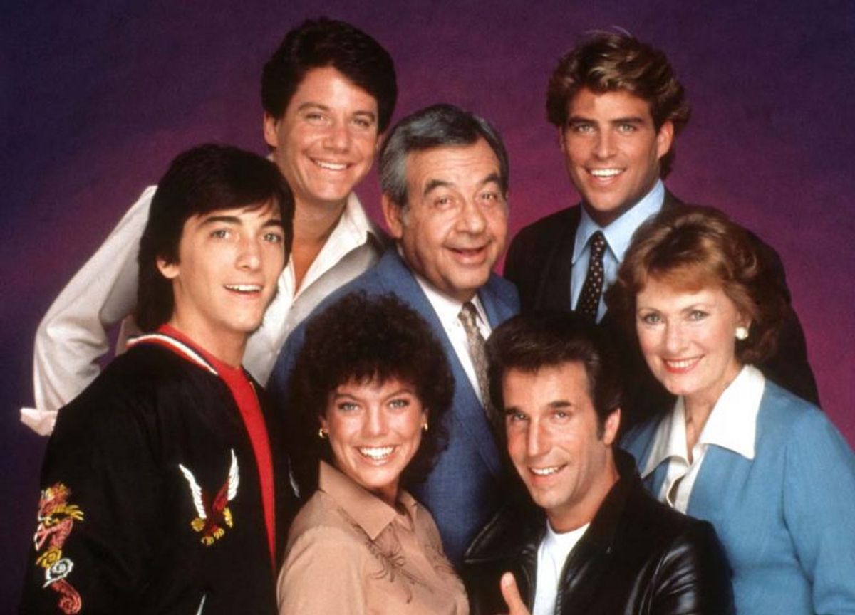 Erin Moran er død. Hun blev 56 år. Her ses hun med resten af teamet i Happy Days. Erin Moran ses her som nummer to fra venstre (forreste række). Foto: Scanpix (Arkivfoto)