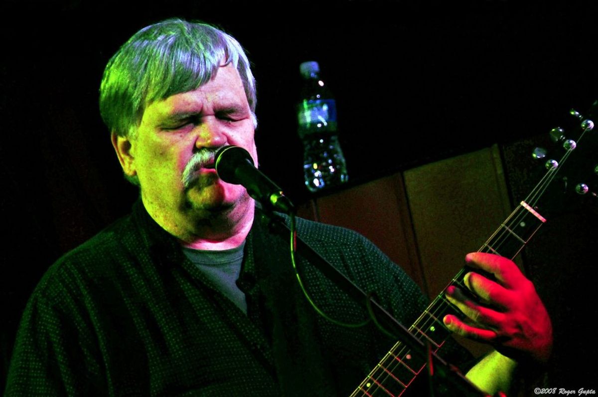 Guitaristen Bruce Hampton døde 1. maj kort tid efter, han kollapsede på scenen. Foto: Roger Gupta/Wikipedia.
