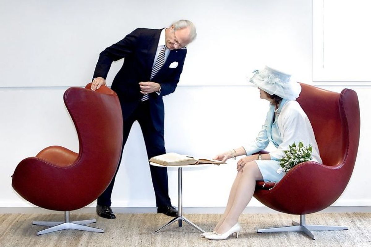 Dronning Silvia har fødselsdag – hun runder 74 år den 23. december.Her ses det svenske kongepar studere Arne Jacobsens berømte stol “Ægget” under et besøg på møbelfabrikken Fritz Hansen i Allerød ved et officielt besøg i 2007. Arkivfoto: Scanpix