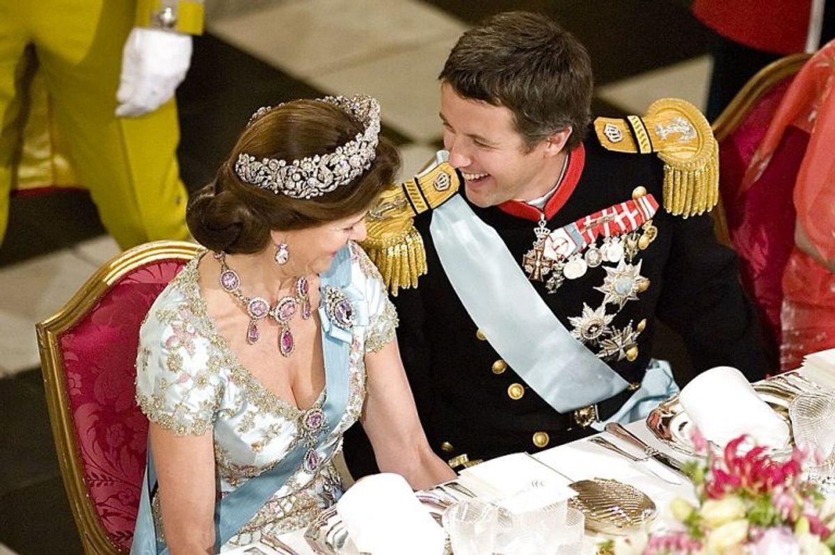 Dronning Silvia og kronprins Frederik i tæt samtale under en gallamiddag i 2007 på Christiansborg. Det svenske regentpar var sammen med kronprinsesse Victoria på et tre dages officielt statsbesøg i Danmark. Arkivfoto: Scanpix