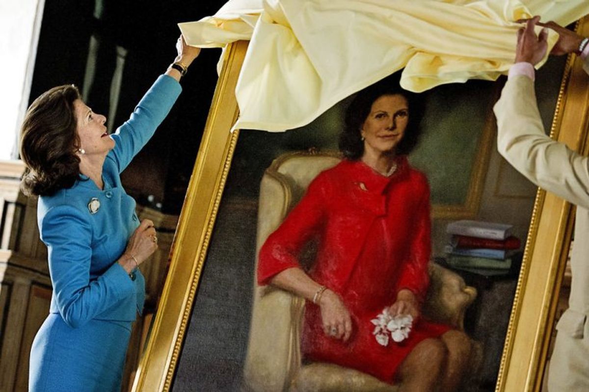 Her afslører dronning Silvia et portræt, der er lavet af Urban Larsson. Billedet er taget i juni 2013. Arkivfoto: Erik Martensson/Scanpix