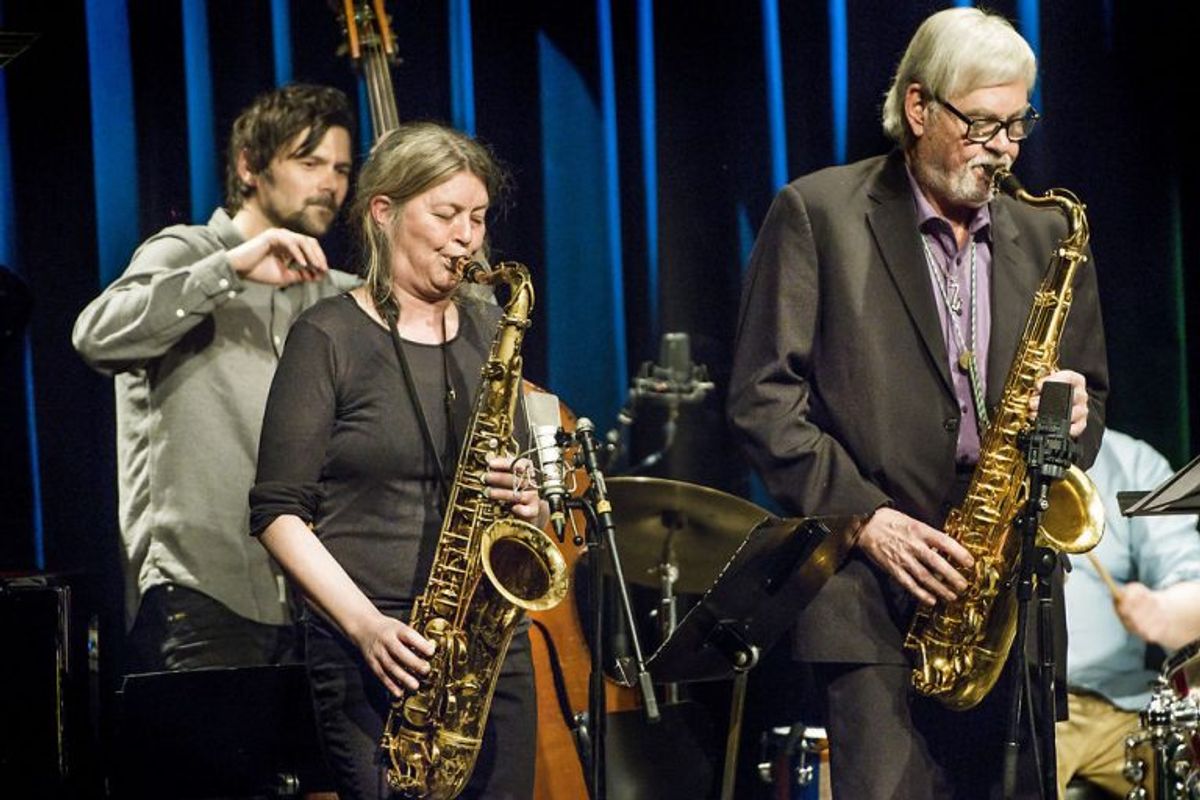 Her ses Nicolai Munch-Hansen i sit es – bagerst med bassen. Foran ham ses Lotte Ankerog Jesper Thilo, begge på saxofon. ved en koncert i 2016. Arkivfoto: Scanpix