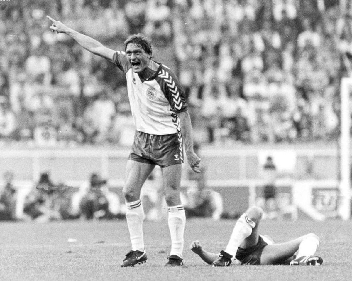 Allan Simonsen brækkede benet i åbningskampen mod Frankrig ved EM 1984. Her er det Preben Elkjær, som råber, mens Simonsen ligger på jorden. Foto: Betina Garcia/Scanpix (Arkivfoto)