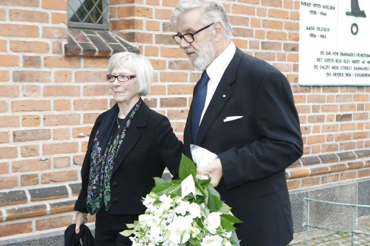 Morten Grundwald har fødselsdag, og mon ikke det skal fejres med hustruen Lily Weiding, som han har følges med ved Helle Virkners bisættelse tilbage i juni 2009. Arkivfoto: Scanpix