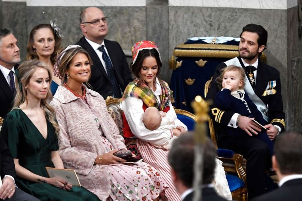 Prinsessen har ondt i ryggen – og derfor må Madeleine – som ses på forreste række som nummer to fra venstre – lade sin mand Chris O’Neill tage afsted i ensom majestæt. Foto: Anders Wiklund/Scanpix