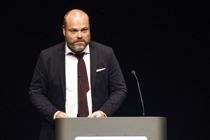 Milliardær støtter lille bank