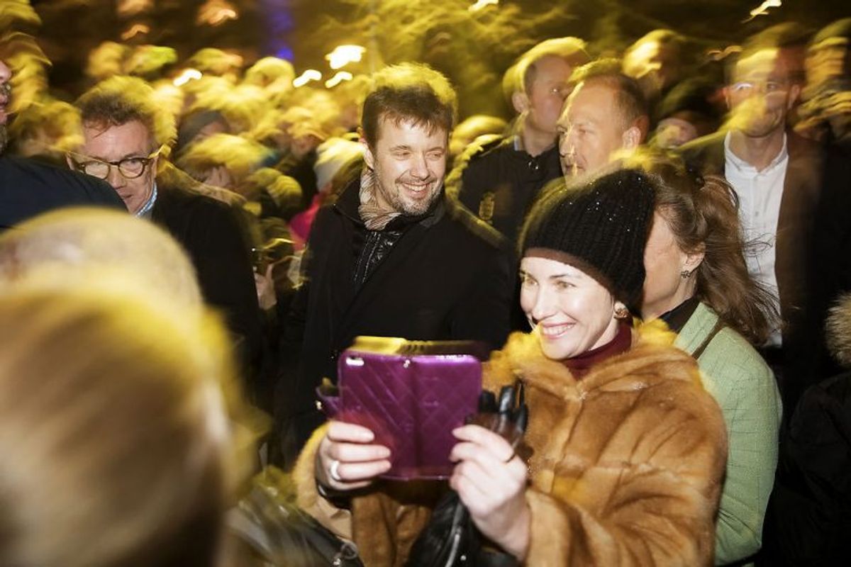 Der blev også tid til en enkelt selfie eller to med kronprinsen. SE DE MANGE BILLEDER – KLIK HER… Foto: Carsten Bundgaard/Scanpix