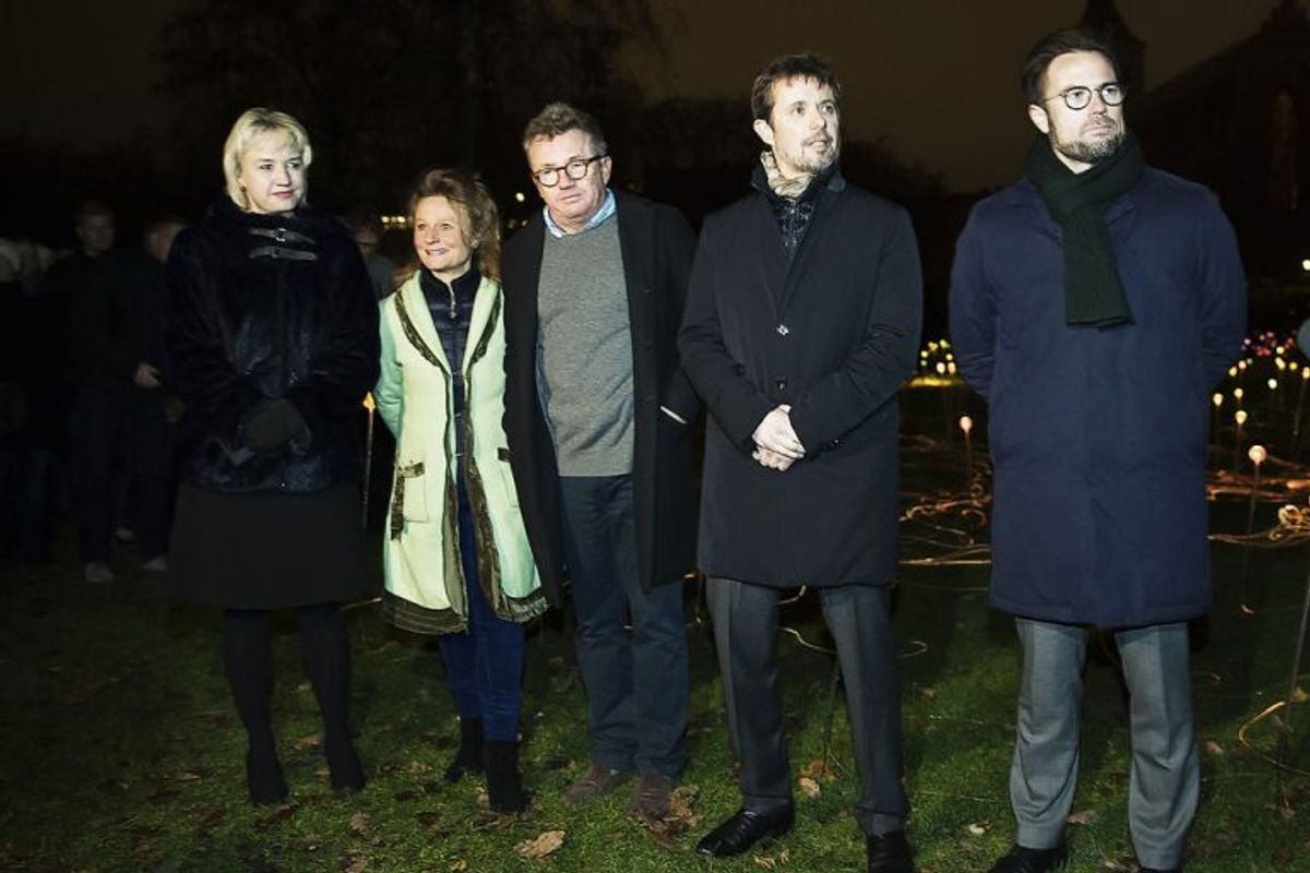 150 året for udnævnelsen af HC Andersen som æresborger blev onsdag aften fejret i Odense. Fra venstre er det rådmand Jane Jegind, kunstner Bruce Munro med frue, kronprins Frederik og borgmester Peter Rahbæk Juel. Foto: Carsten Bundgaard/Scanpix