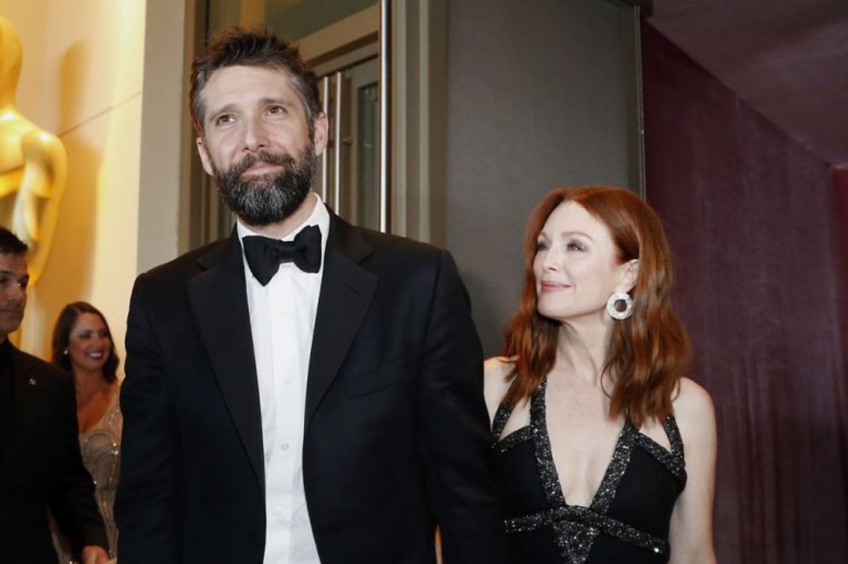 Dagens fødselar er Julianne Moore – her ses hun med sin mand Bart Freundlich ved Governors Ball efter Oscar-seancen i 2016 – et år efter Julianne Moore vandt en Oscar. Foto: Lucy Nicholson/Scanpix (Arkivfoto)
