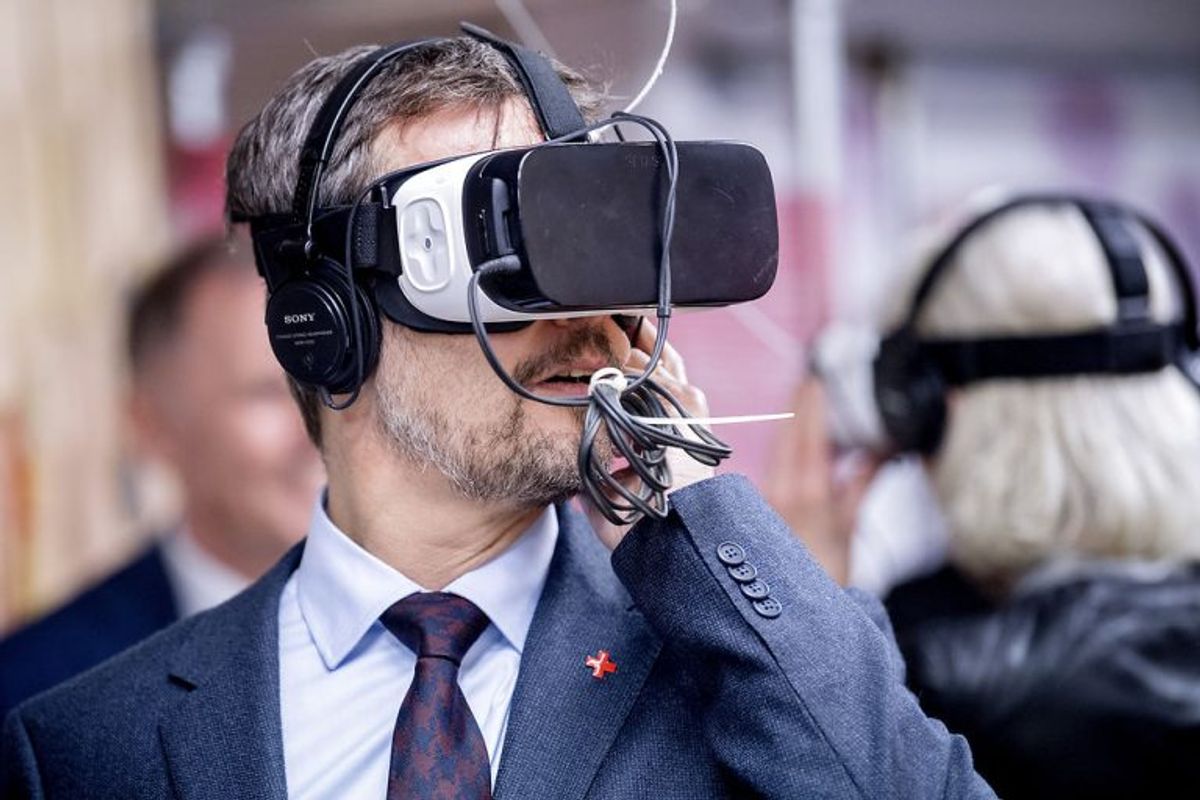 Kronprinsen prøvede VR-briller. Foto: Bax Lindhardt/ Scanpix