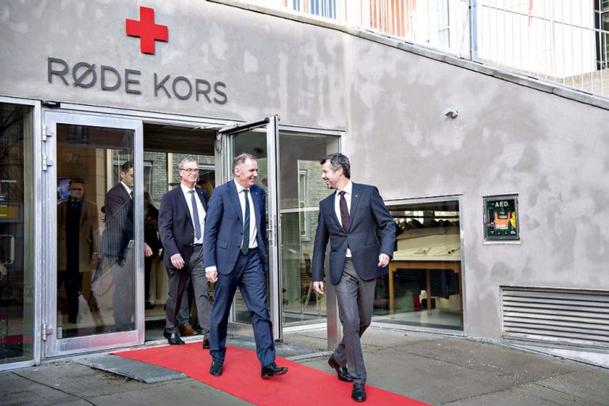Kronprins Frederik forlader det nye Røde Kors frivillighus på Blegdamsvej i København ledsaget af blandt andre præsident for Røde Kors i Danmark Sven Bak-Jensen og generalsekretær Anders Ladekarl. Foto: Bax Lindhardt/ Scanpix