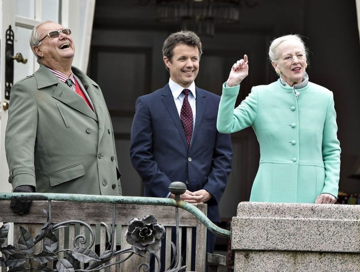 Dronning Margrethe og prins Henrik samt kronprins Frederik ved dronning Margrethes 77 års fødselsdag. Foto: Henning Bagger / Scanpix (Arkivfoto)