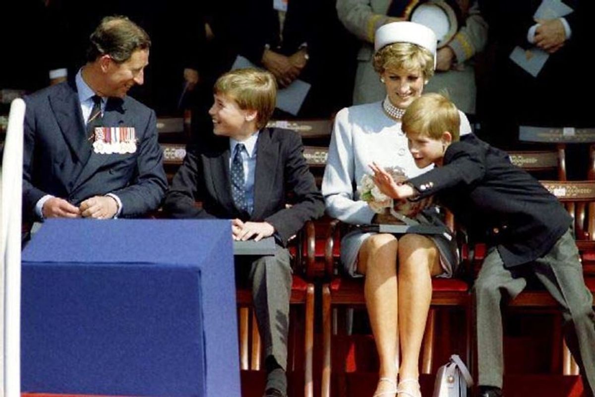 Prins Charles friede ikke ikke Camilla Parker Bowles – men kastede i stedet sin kærlighed over Diana Spencer. Og “the rest is history2, som man siger. Her ses den royale familie i maj 1995 – ved en ceremony i Hyde Park. Foto: Dylan Martinez/Scanpix (Arkivfoto)