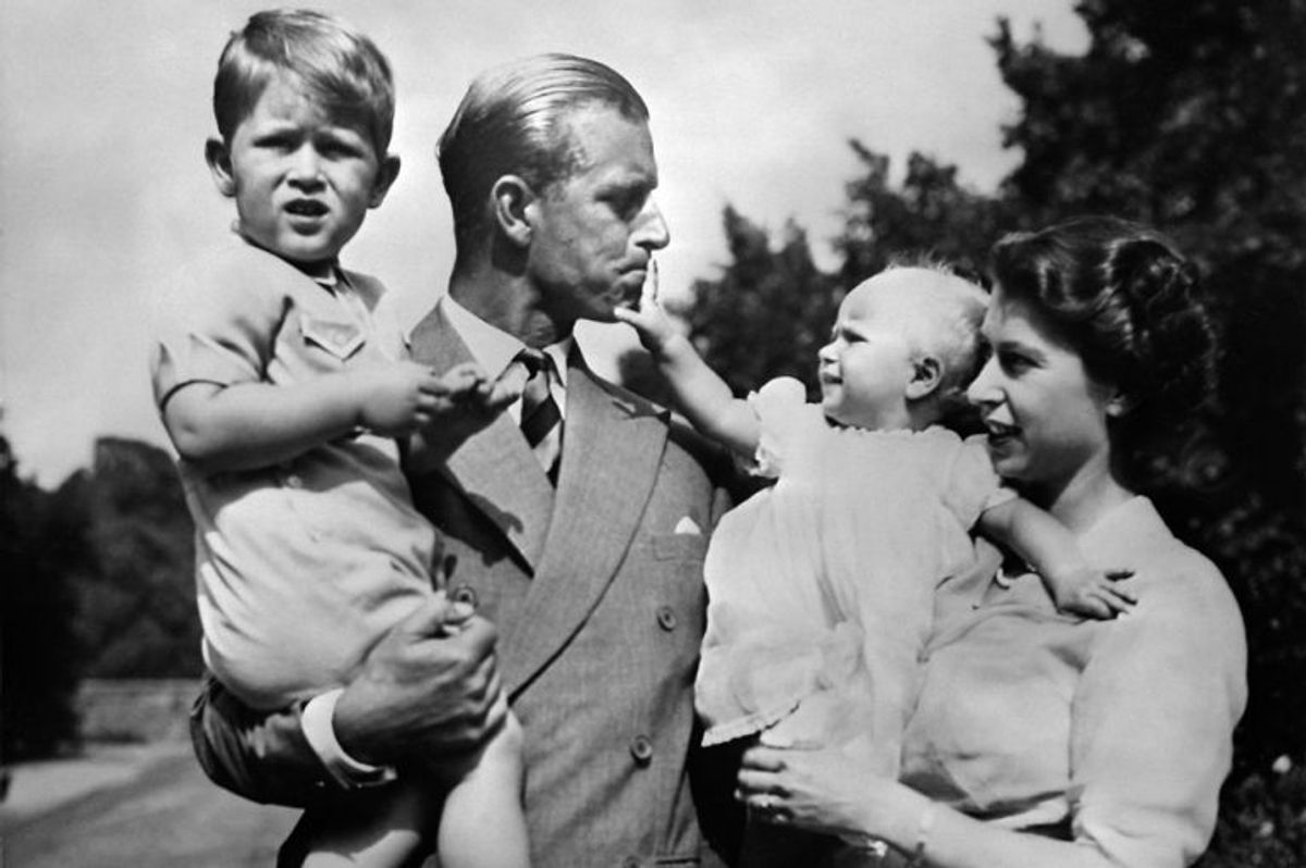 Fra før verden gik af lave. Her er den royale familie fotograferet i 1950’erne – fra venstre er det prins Charles, prins Philip, prinsesse Anne og dronning Elizabeth. Foto: AFP/Scanpix (Arkivfoto)