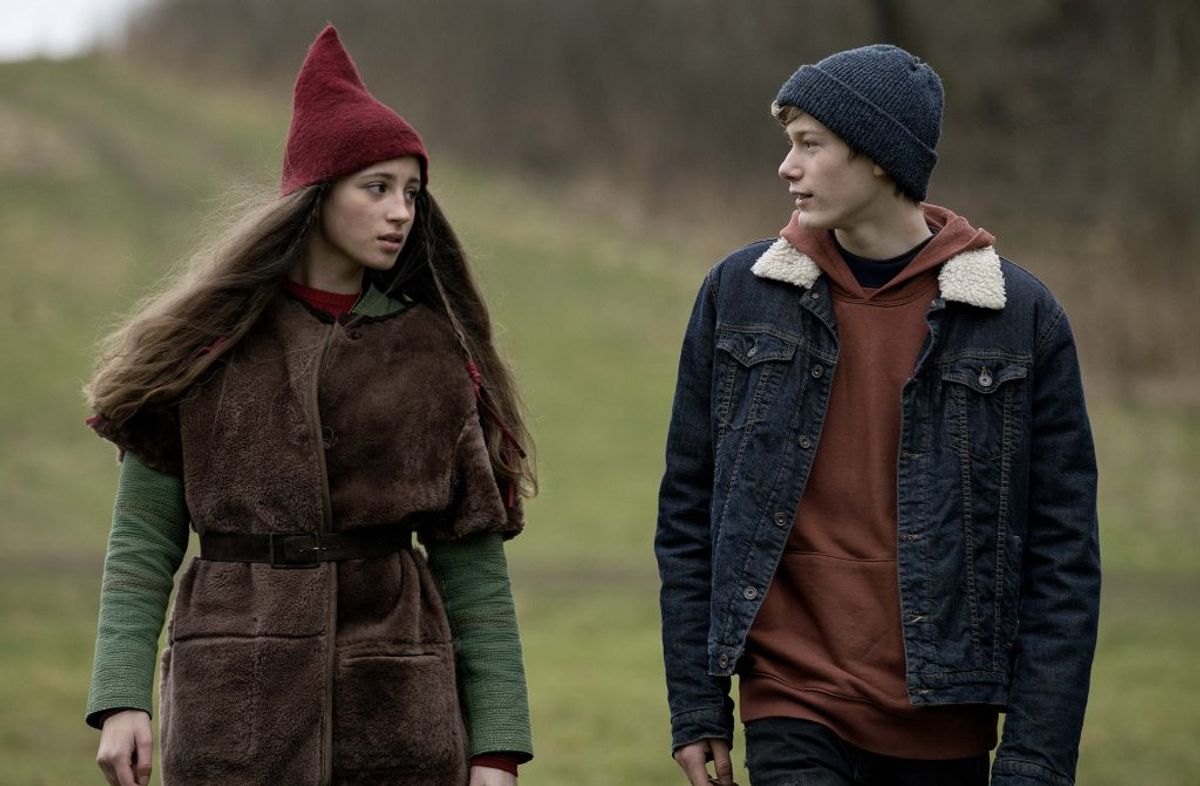 I menneskeverdenen møder Tinka (spillet af Josephine Højbjerg) ballademageren Lasse (Albert Rosin Harson), og sammen kaster de sig ud i jagten på at løse gåden om nissernes tabte magi og finde svaret på, hvorfor mennesker og nisser ikke har set hinanden de sidste 100 år. Foto: Agnete Schlichtkrull/TV2.
