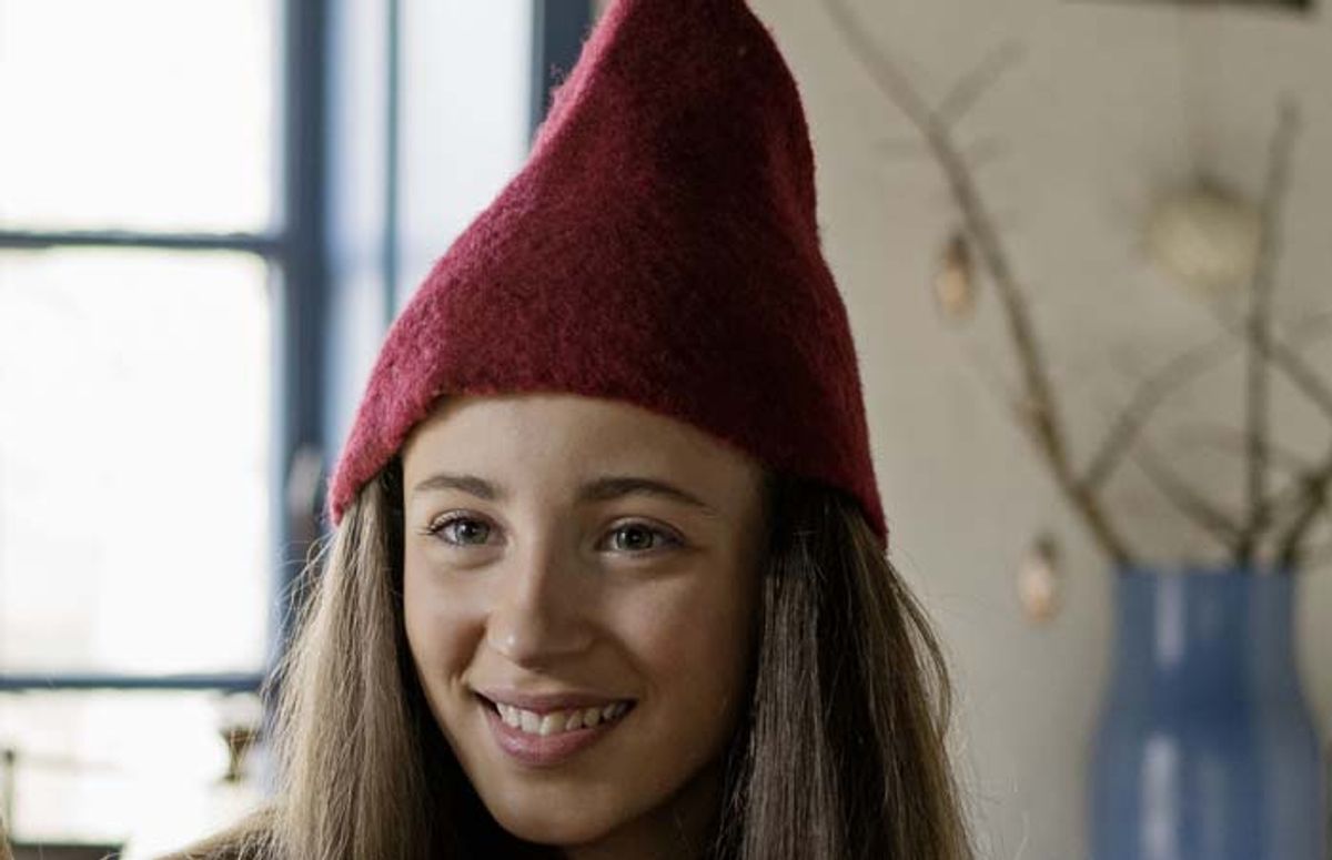 Nissepigen Tinka (Josephine Højbjerg) skal 1. december – sammen med de andre ung-nisser – op til nissekongen og have overrakt nisseamuletten, som markerer, at hun nu er en rigtig nisse. Men noget går galt. Foto: Agnete Schlichtkrull/TV2.