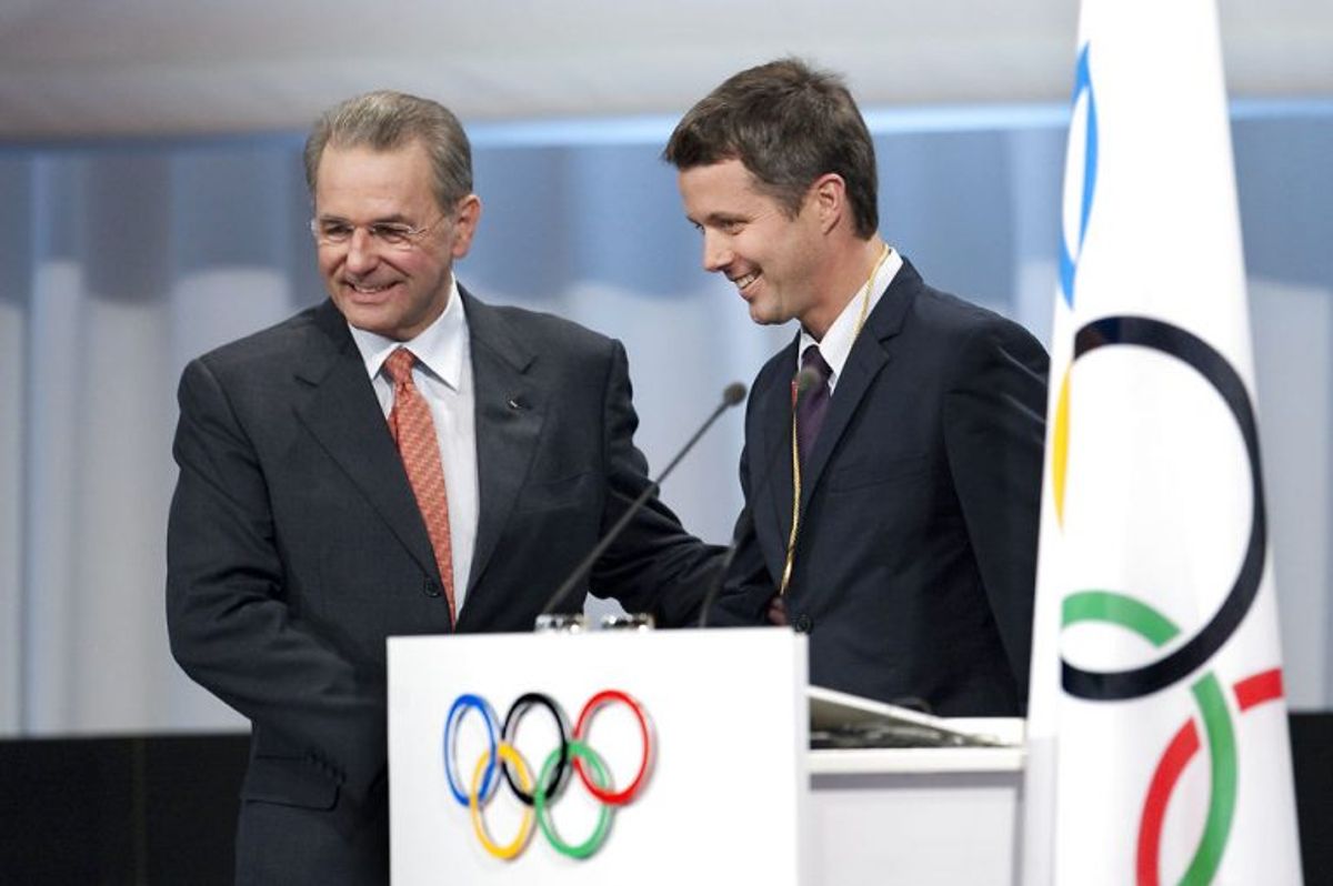 Kronprins Frederik har været medlem af IOC – Den Internationale Olympiske Komité – siden 2009. Nu har han mistet en af sine kolleger i klubben, idet Frankie Fredericks er suspenderet. Her ses Danmarks tronfølger med forhenværende IOC-præsident Jacques Rogge. Foto: Jens Nørgaard Larsen/Scanpix (Arkivfoto)