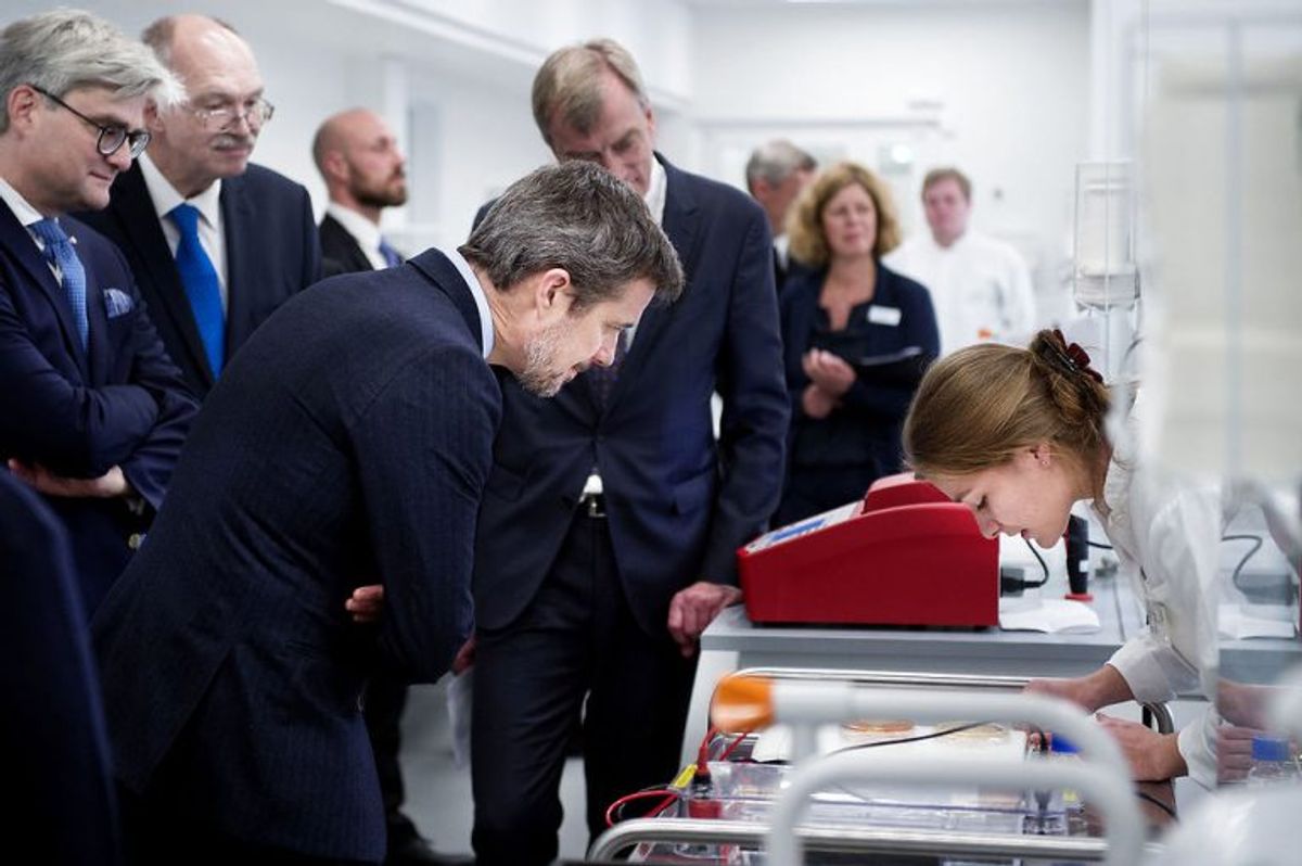Kronprinsen kigger på undervisningslaboratorium med studerende. Foto: Liselotte Sabroe/Scanpix