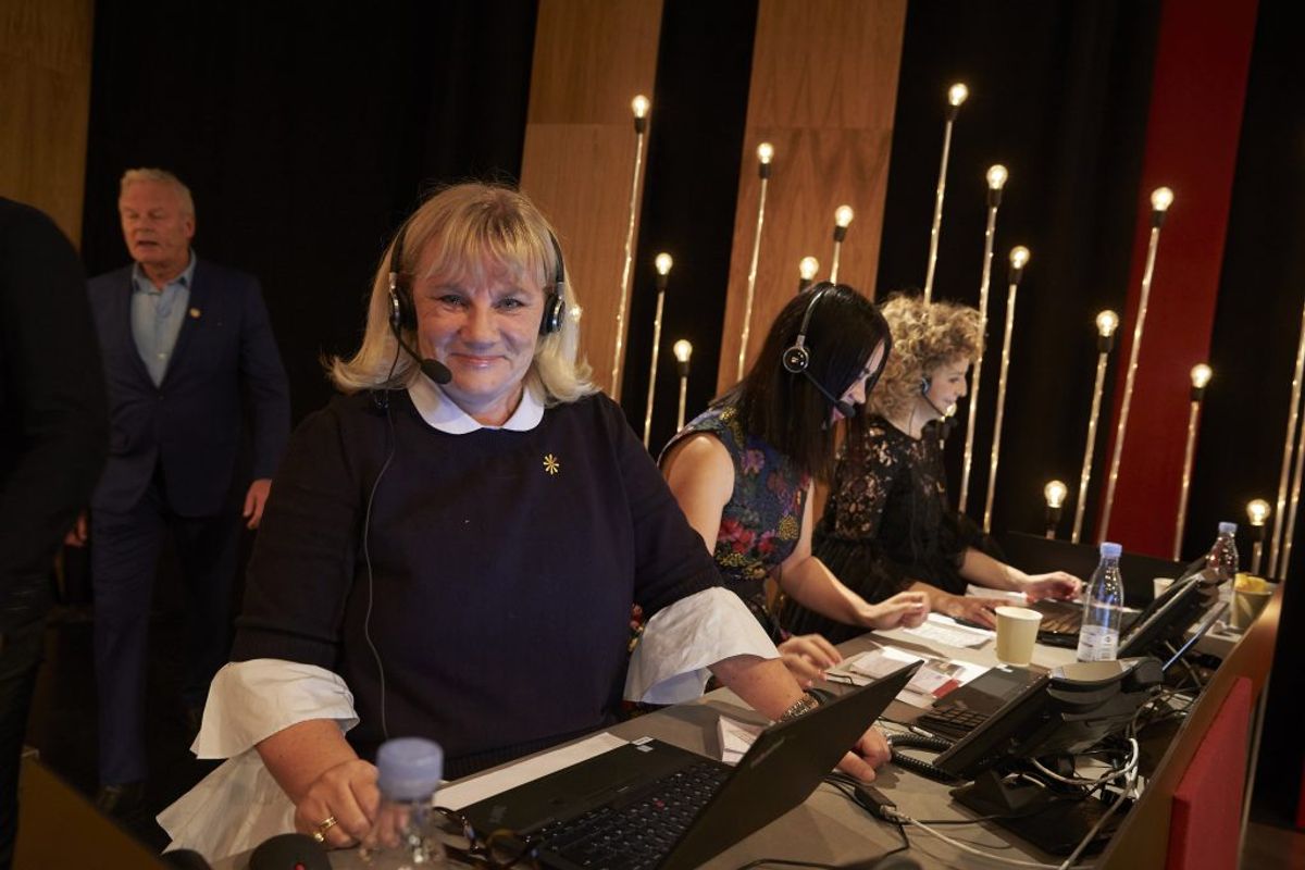 Til lørdagens Knæk Cancer-show overrakte chefredaktør for Billed-Bladet, Annemette Krakau, på vegne af Aller Media 4.556.702 kr. til Kræftens Bekæmpelse for salget af Knæk Cancer-blomster. Foto: Birger Storm