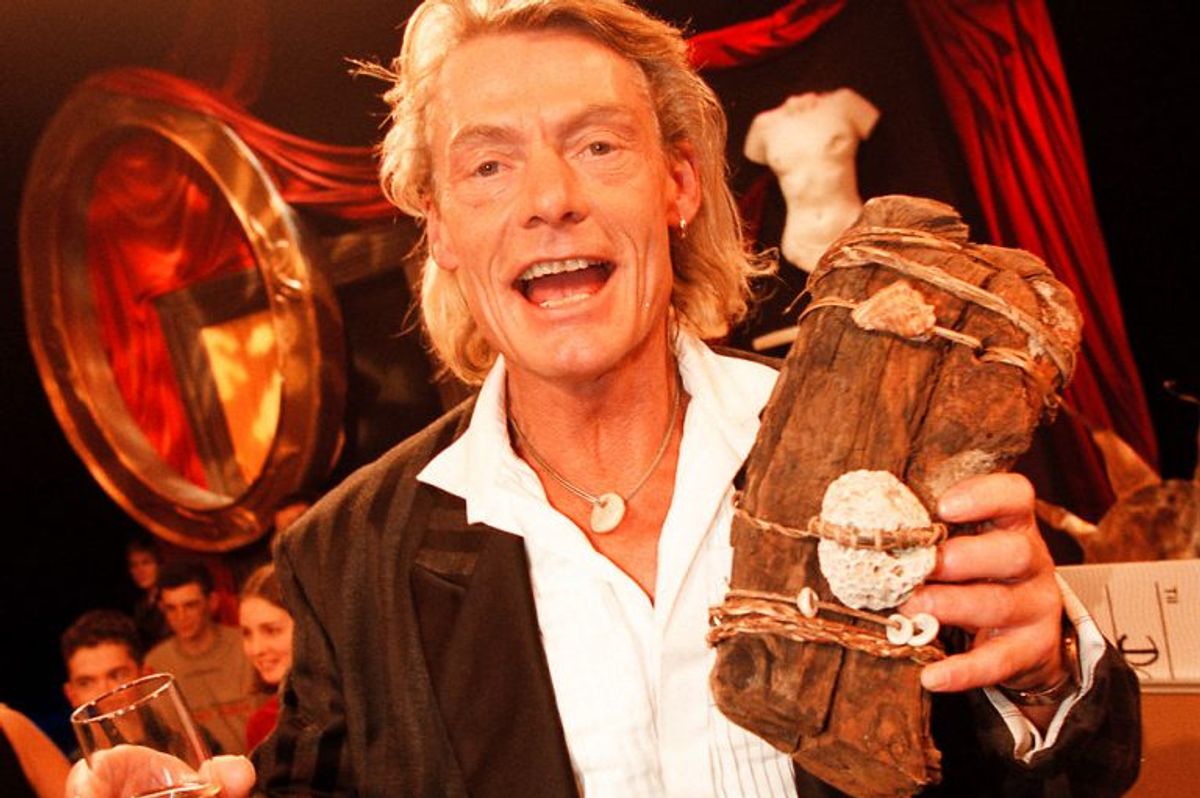 Vinder af Robinson Ekspeditionen i 1999 blev den dengang 52-årige Dan Marstrand. Dan Marstrand var ikke oprindeligt med på Ekspeditionen i 1999. Han deltog fra afsnit 4 som en joker, der den første uge skulle leve for sig selv ude på en mindre ø. Han tilsluttede sig dog resten af holdet, og blev fredet ved det første ø-råd, og det næste, da Naaem Sundo blev stemt ud og gav Dan en fredende talisman. Dan vandt senere hele konkurrencen, og eliminerede favoritterne Martin, Janne og Per, skriver Wikipedia. Foto: Mogens Flindt/Scanpix (Arkivfoto)