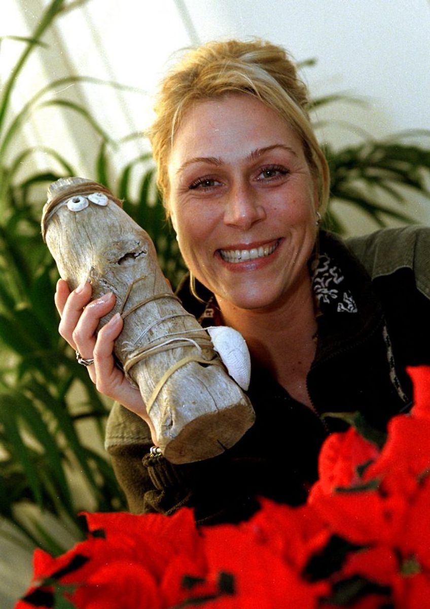 Regina Pedersen blev vinder af årets Robinson dyst. Her viser hun stolt Robinson-trofæet frem. Foto: Jørgen Jessen/Scanpix (Arkivfoto)