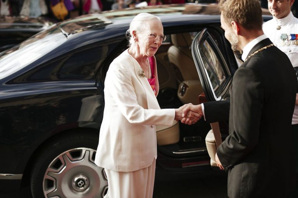 Dronning Margrethe blev budt velkommen af Aarhus borgmester Jacob Bundsgaard ved ankomsten til Aarhus Teater. Foto: Asbjørn Sand/Scanpix.