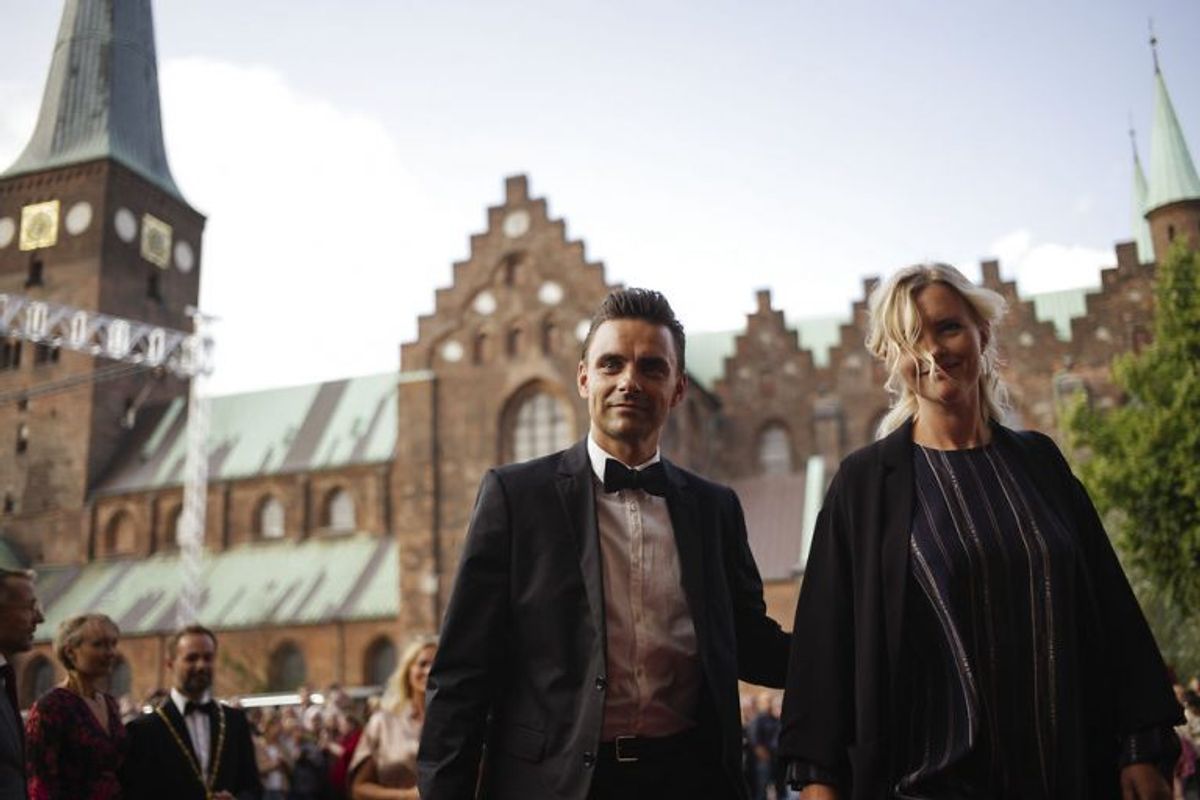 Simon Kvamm, der har remixet den danske sangskat til forestillingen ‘Lyden af skuldrene vi står på’, ankom til åbning af Aarhus Festuge med sin hustru Stine Ellerbæk. Foto: Asbjørn Sand/Scanpix.