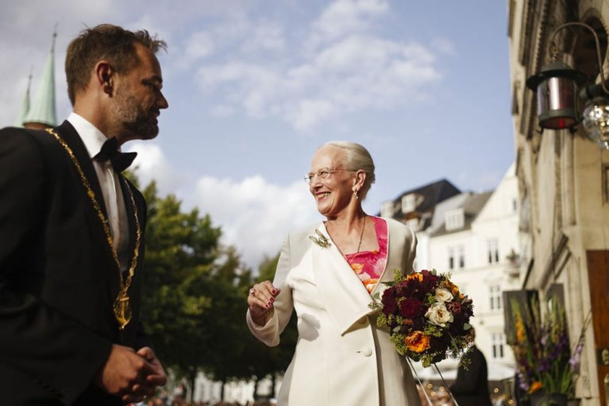 Dronning Margrethe blev budt velkommen af Aarhus borgmester Jacob Bundsgaard ved ankomsten til Aarhus Teater. Foto: Asbjørn Sand/Scanpix.