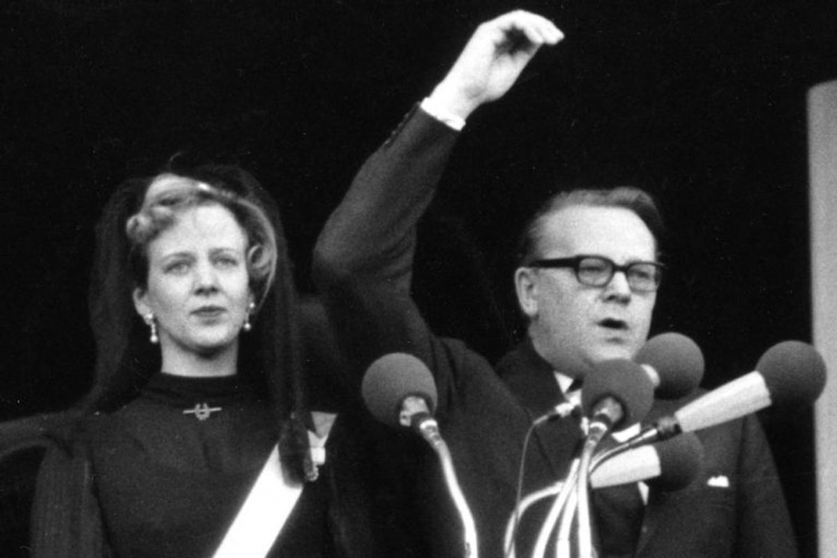 1972: Kong Frederik den Niende er død. Længe leve Hendes Majestæt Dronning Margrethe den Anden, bekendtgør Statsminister Jens Otto Krag tre gange fra balkonen på Christiansborg Slot, da han udråber Tronfølgeren, Prinsesse Margrethe, til Danmarks Dronning. Foto: Aage Sørensen/Scanpix (Arkivfoto)