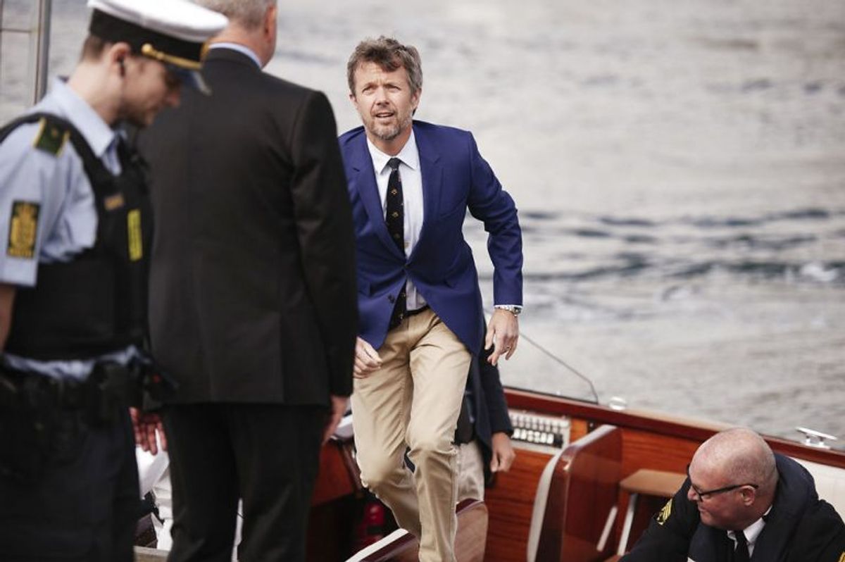 Torsdag deltog Kronprins Frederik i et officielt arrangement i forbindelse med familiens sejltur rundt i landet med kongeskibet Dannebrog. Kronprins Frederik deltog nemlig i rejsegilde på Aarhus Internationale Sejlsportscenter på Aarhus havn. KLIK VIDERE I GALLERIET OG SE FLERE BILLEDER. Foto: Asbjørn Sand/Scanpix