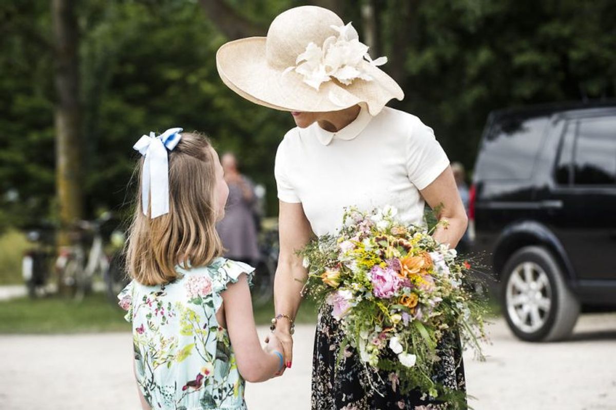 Kronprinsessen fik ved ankomsten overrakt en fin buket af Ella Thylstrup på 8 år. Buketten er udformet af blomsterdekoratør Camilla Hugger Tarp, som i 2015 vandt Danmarksmesterskabet ved DM i skills for blomsterdekoration. Foto: Ida Marie Odgaard/Scanpix