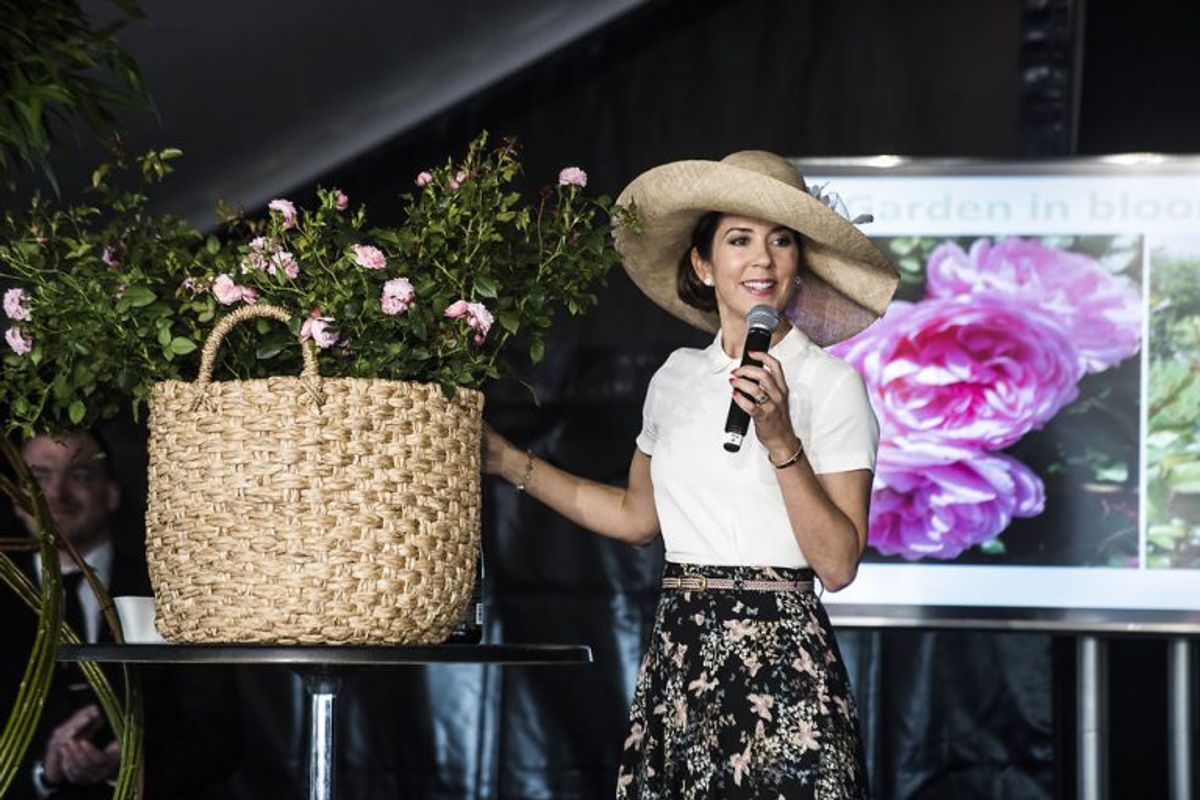 Kronprinsessen døbte under åbningen en helt ny rose, som er udviklet specielt til Cph Garden af rosenforædler Rosa Eskelund fra Roses Forever. Rosen blev døbt i champagne og fik navnet ‘Cph Garden in Bloom’. Foto: Ida Marie Odgaard/Scanpix