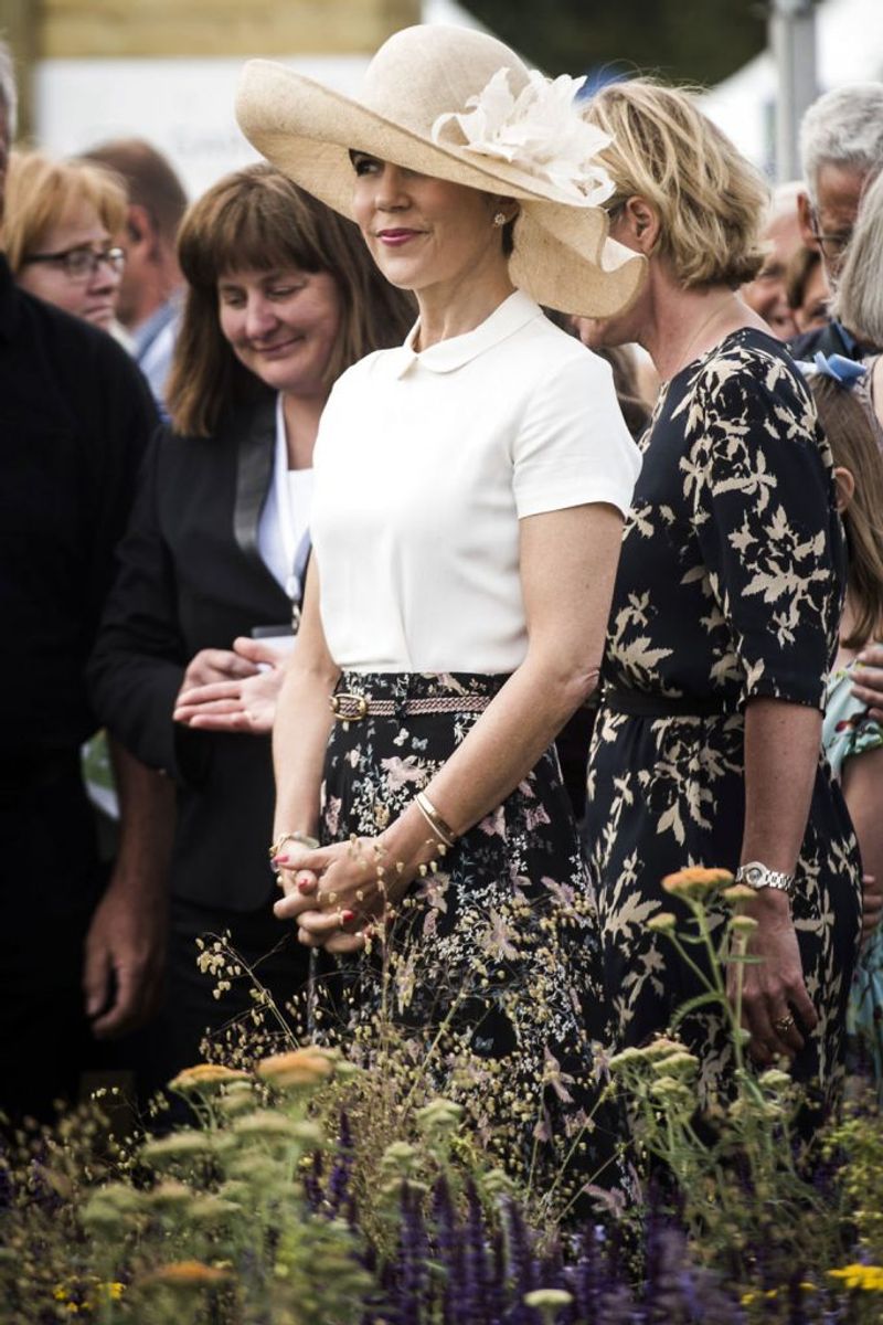 Første stop på Kronprinsessens besøg var showhaven “Den blomstrende have”, som havens designer, Lise Bollhorn fra Damholmgaard, har indrettet med et stort og bredt udvalg af stauder – mange af dem har Lise Bollhorn selv fundet og hjemtaget fra udlandet. Foto: Ida Marie Odgaard/Scanpix