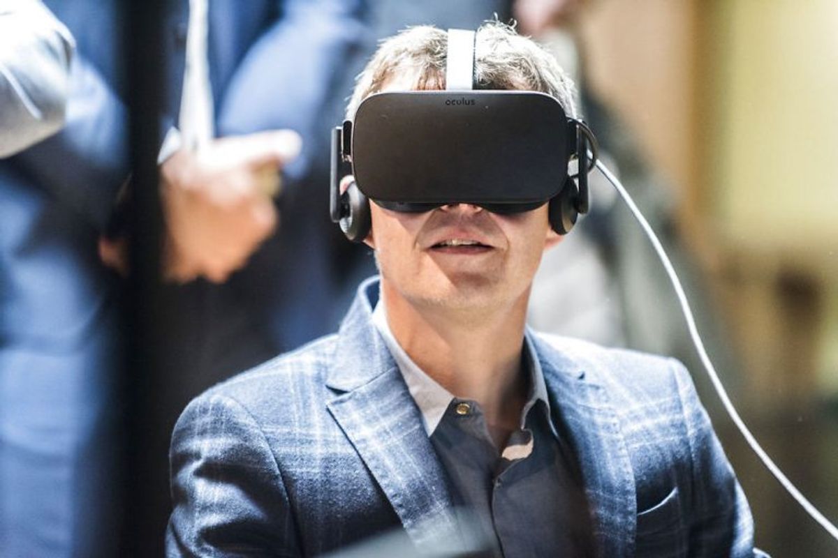 Kronprins Frederik fik mulighed for at prøve en ny virtual reality-installation, hvor han skulle flyve og jage som en vandrefalk. Foto: Ida Marie Odgaard/Scanpix