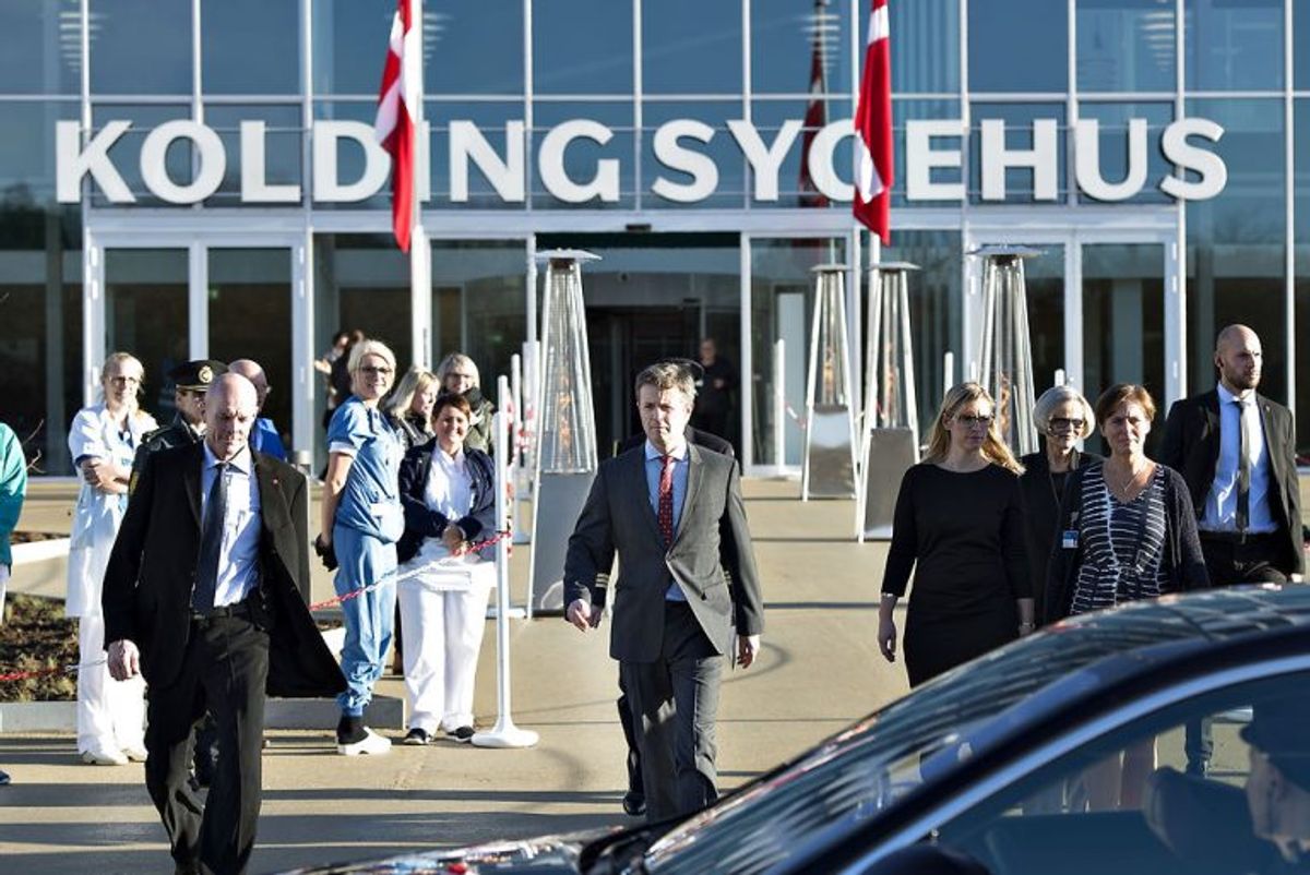 Her ses Kronprinsen da han forlader det nyindviede sygehus. Foto: Henning Bagger / Scanpix.