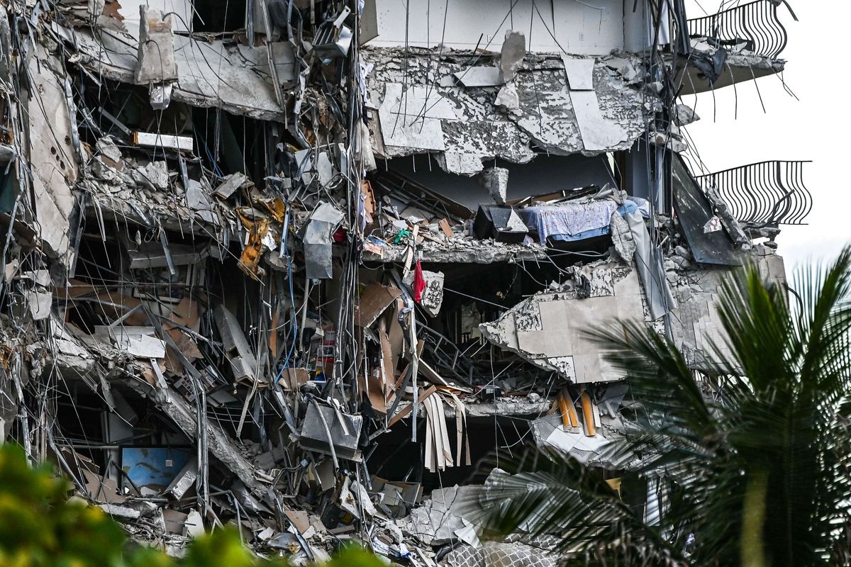 En 12-etagers bygning i Miami er kollapset. Mindst 51 personer savnes. (Foto CHANDAN KHANNA / AFP) CHANDAN KHANNA